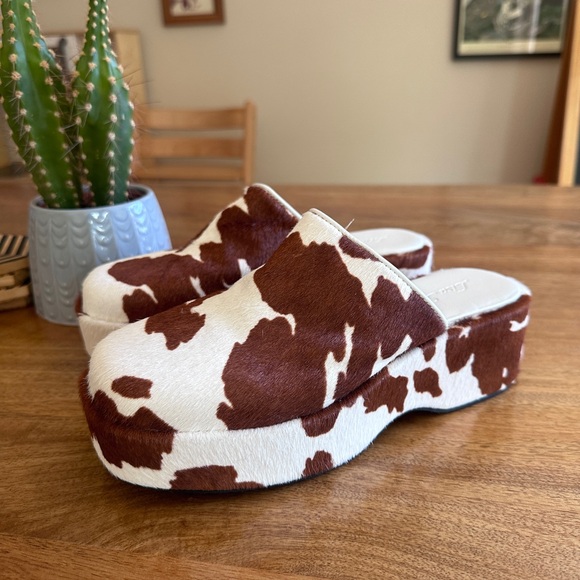 Lisa Says Gah Shoes - Lisa Says Gah Cow Print Dakota Clog 🐶